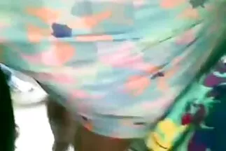 किसी फुल सेक्स हिंदी मूवी प्रियजन के स्तनों के बीच